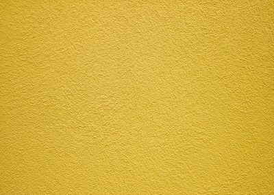 detaljefoto af facaderenovering i gul