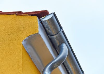 Detaljefoto af tagrende og gul facade
